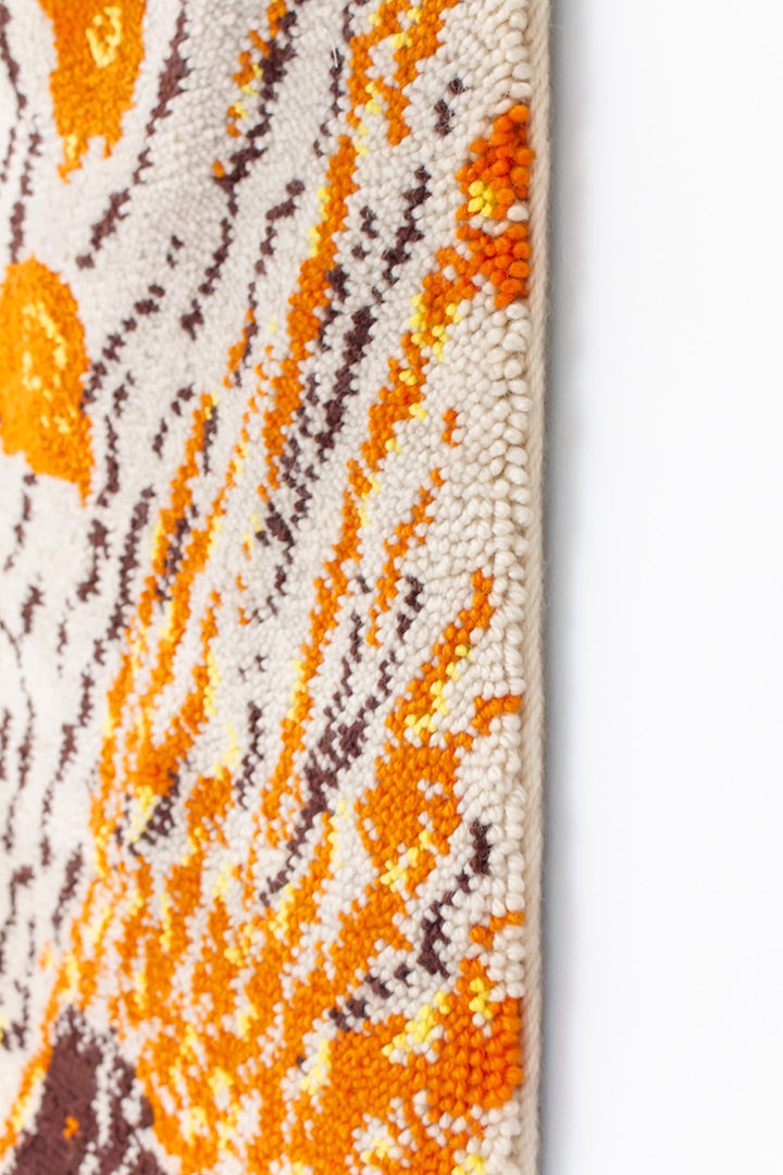 Groot vintage wandkleed seventies oranje beige bruin met gele details