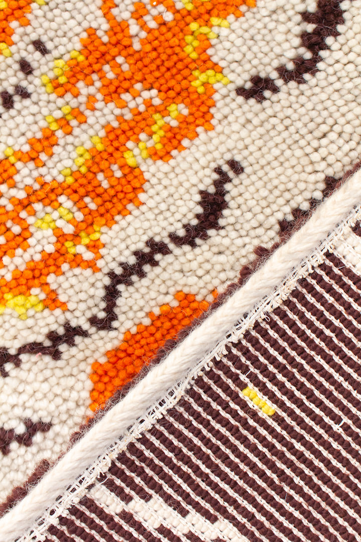 Groot vintage wandkleed seventies oranje beige bruin met gele details
