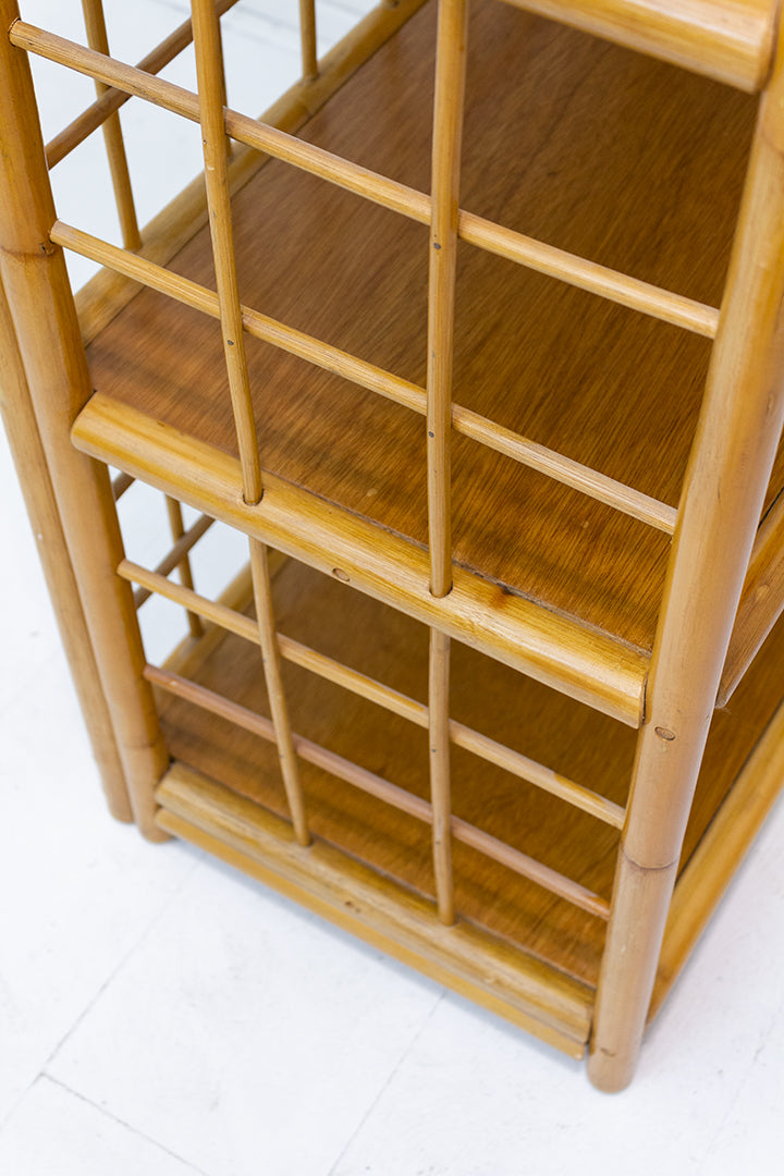 Grote bamboe kast met houten schappen vintage
