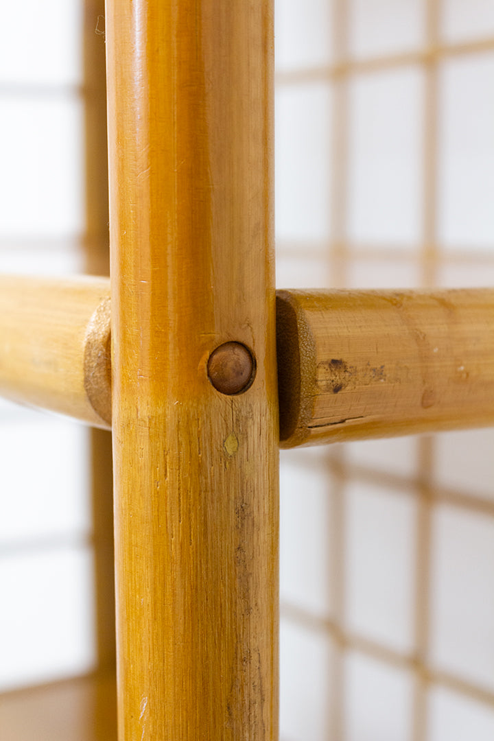 Grote bamboe kast met houten schappen vintage
