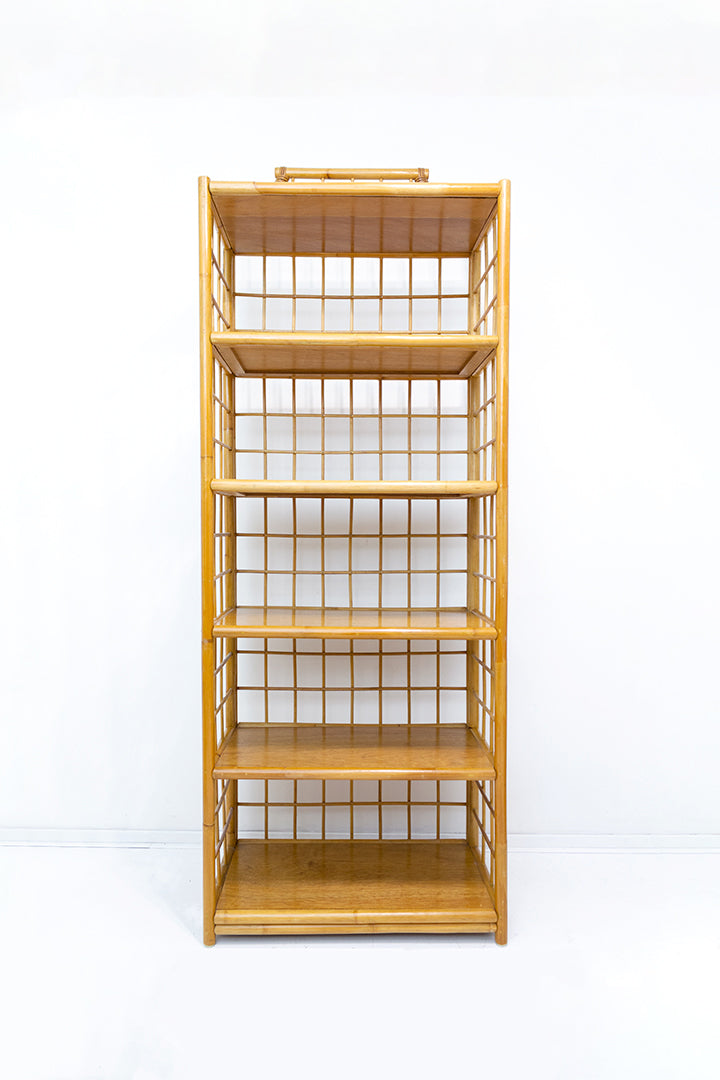 Grote bamboe kast met houten schappen vintage