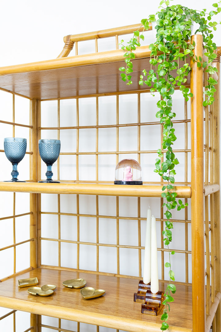 Grote bamboe kast met houten schappen vintage