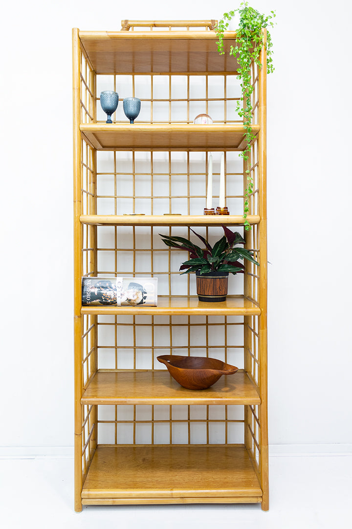 Grote bamboe kast met houten schappen vintage