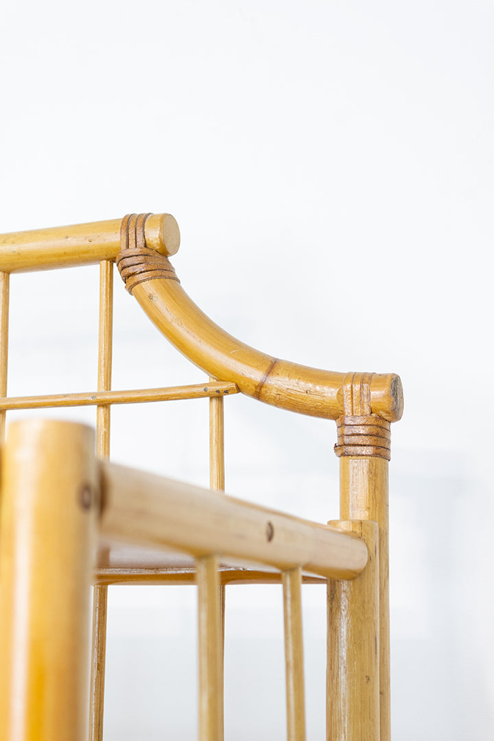 Grote bamboe kast met houten schappen vintage
