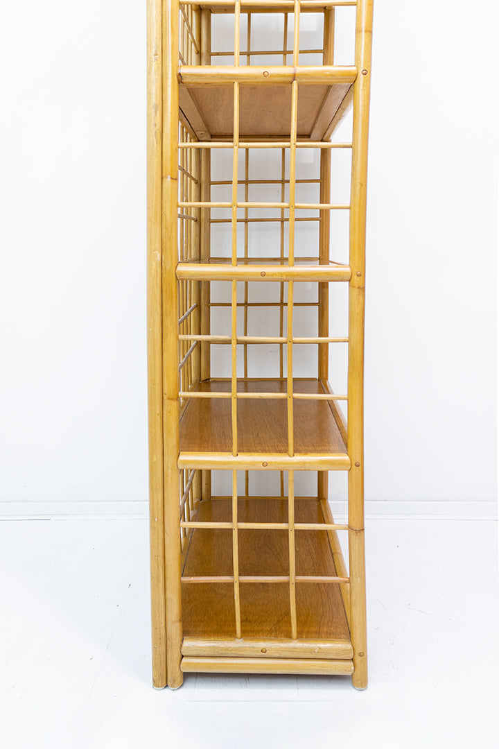 Grote bamboe kast met houten schappen vintage