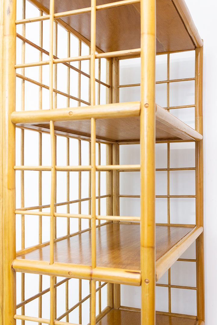 Grote bamboe kast met houten schappen vintage
