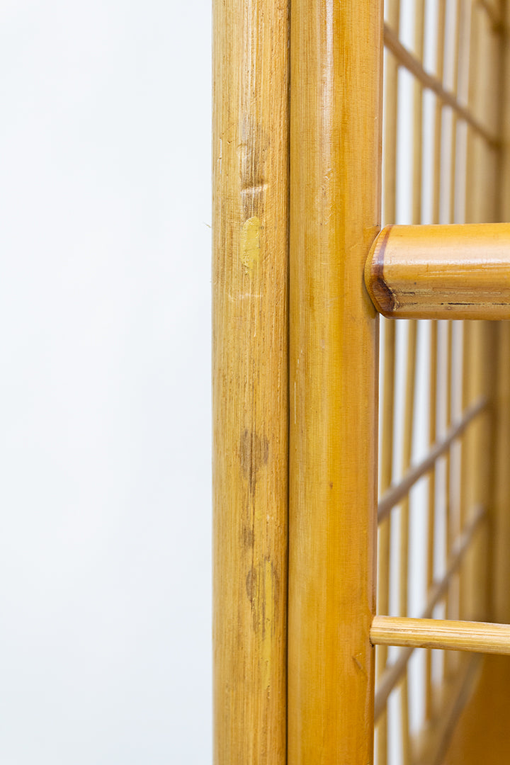 Grote bamboe kast met houten schappen vintage