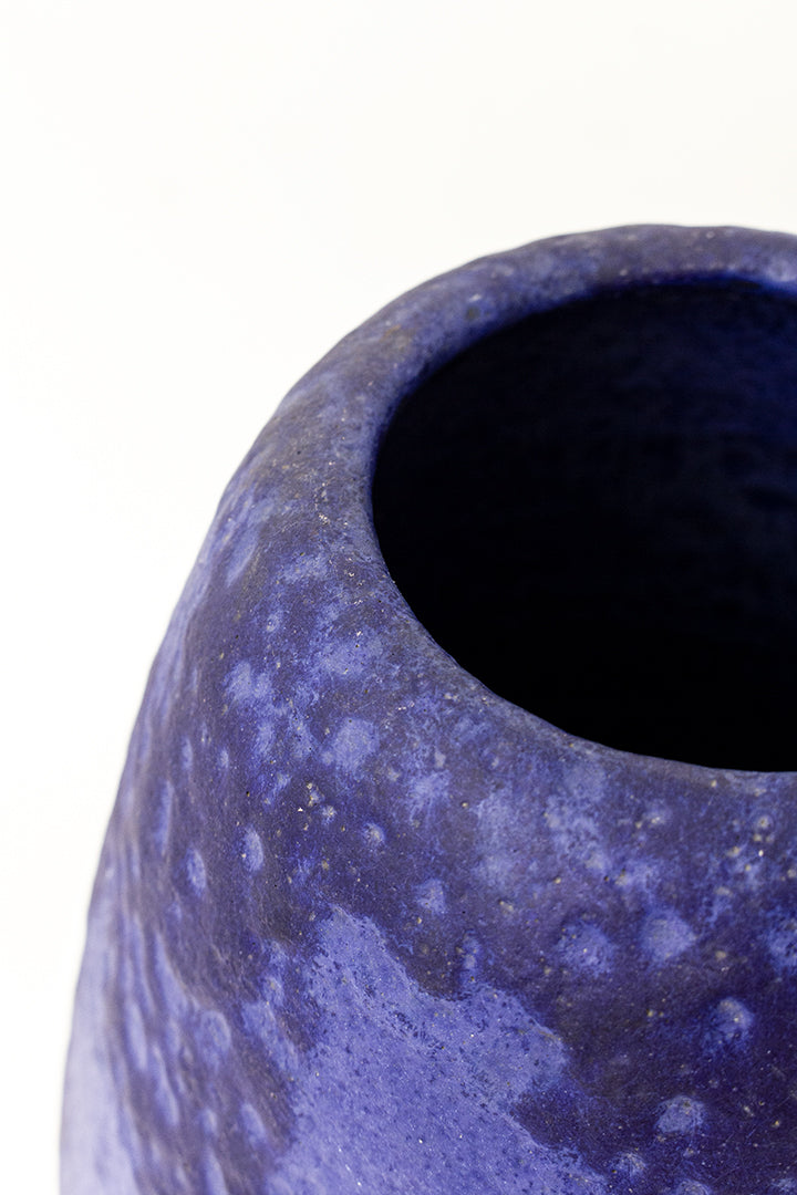 Grote handgemaakte vaas van blauw geglazuurd keramiek