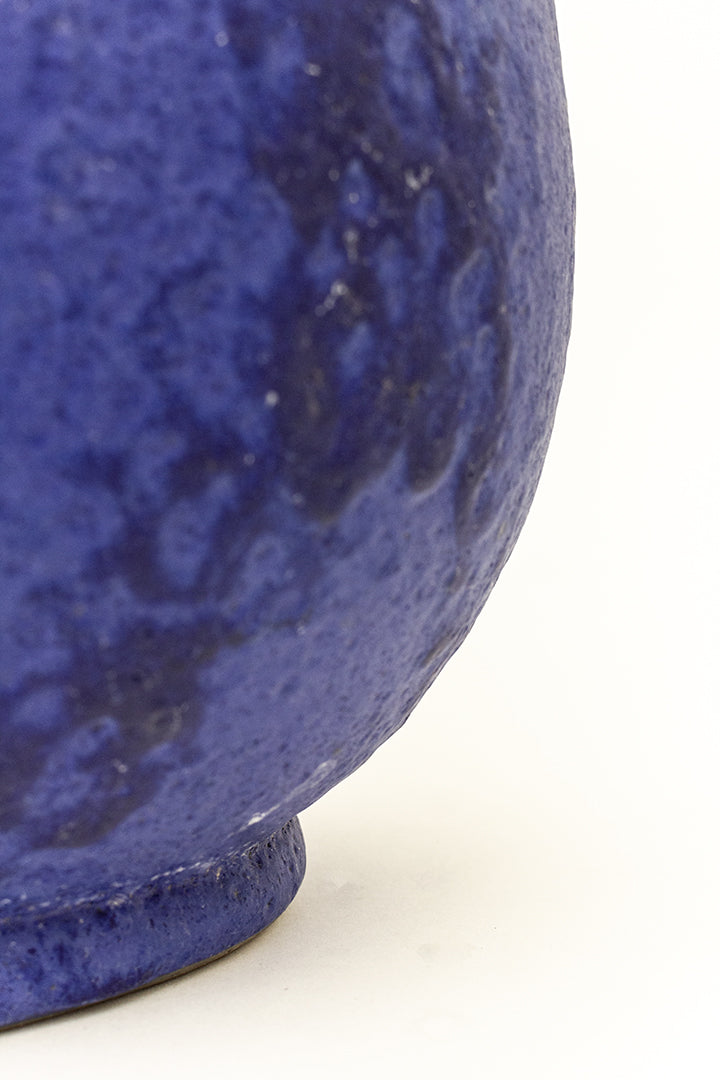 Grote handgemaakte vaas van blauw geglazuurd keramiek