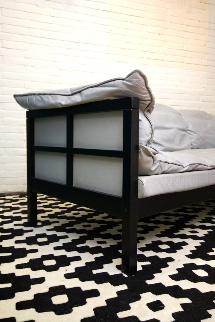 Vintage driezitsbank Ikea met grijs leer en houten frame