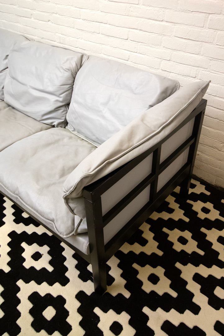 Vintage driezitsbank Ikea met grijs leer en houten frame