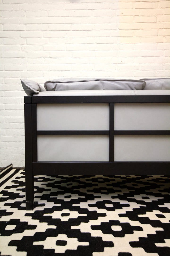Vintage driezitsbank Ikea met grijs leer en houten frame