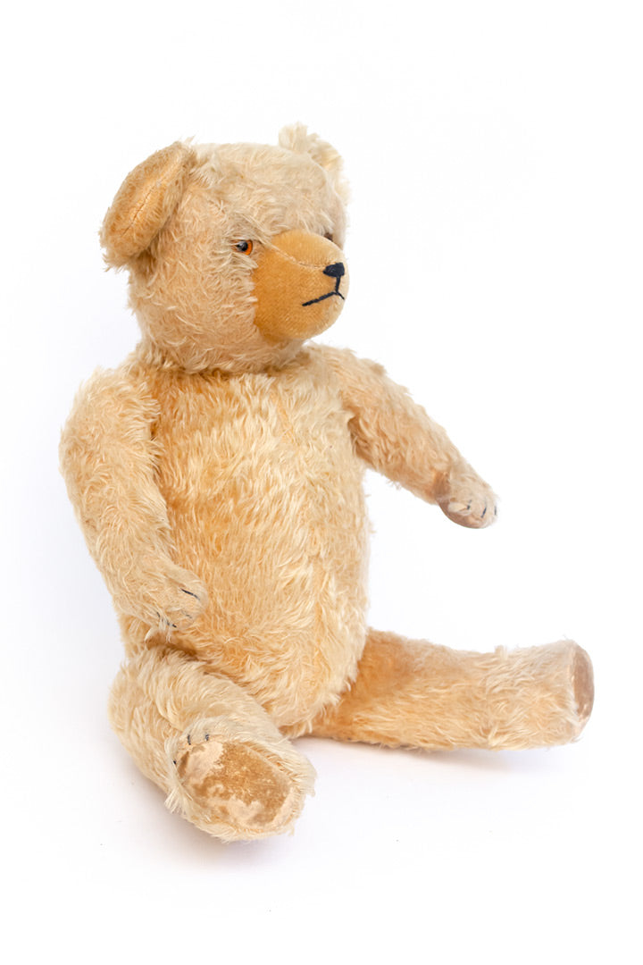 Grote vintage knuffelbeer gevuld met stro