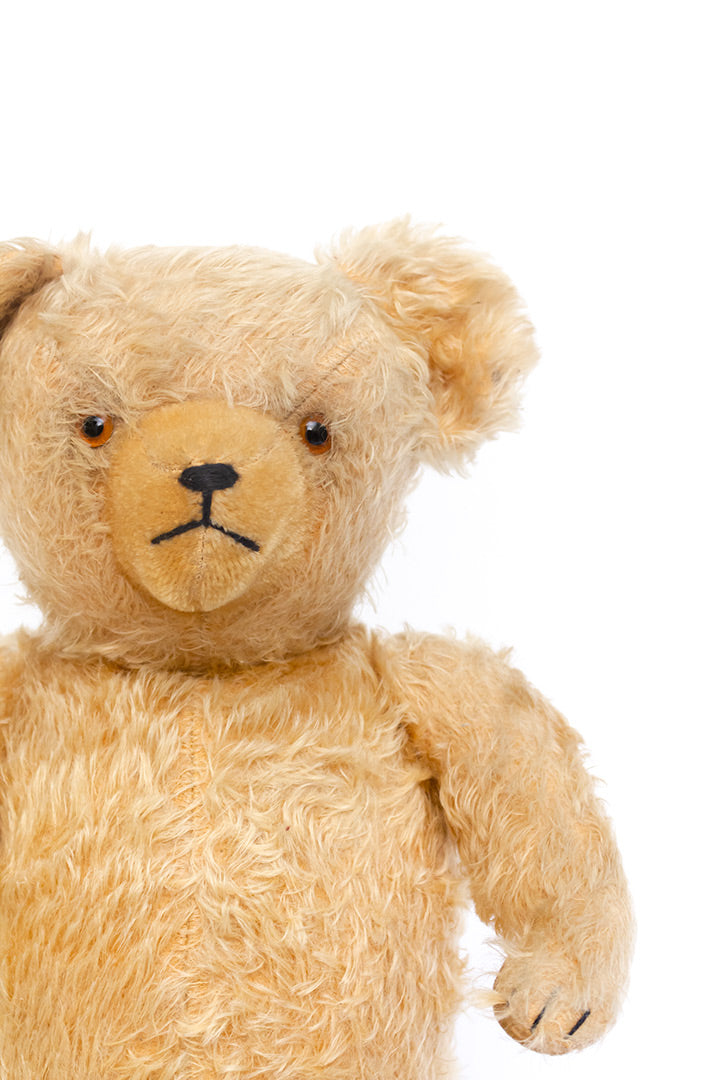 Grote vintage knuffelbeer gevuld met stro