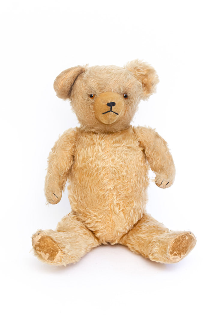 Grote vintage knuffelbeer gevuld met stro