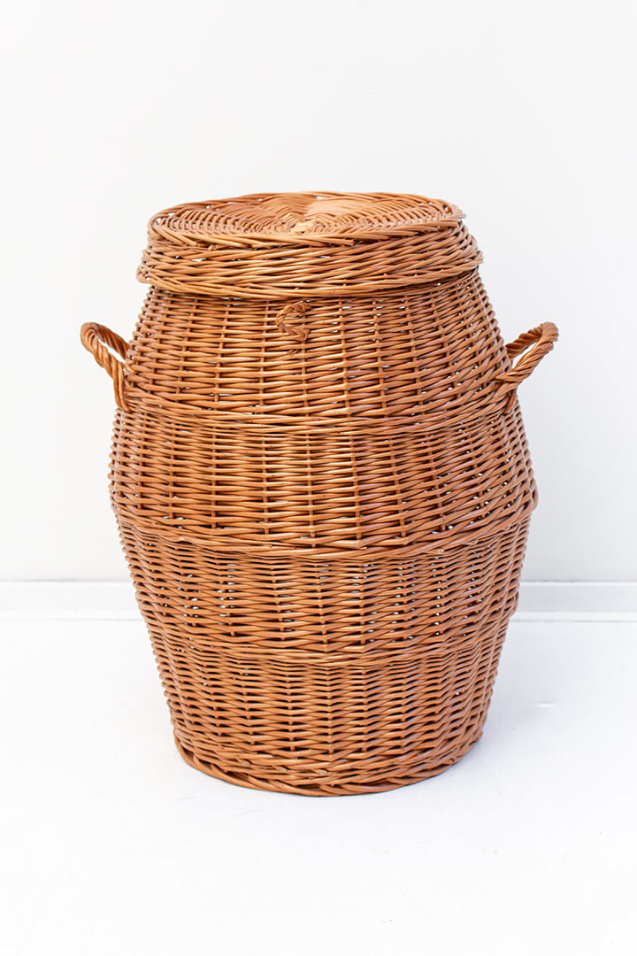 Grote vintage mand van gevlochten wilgentenen met deksel