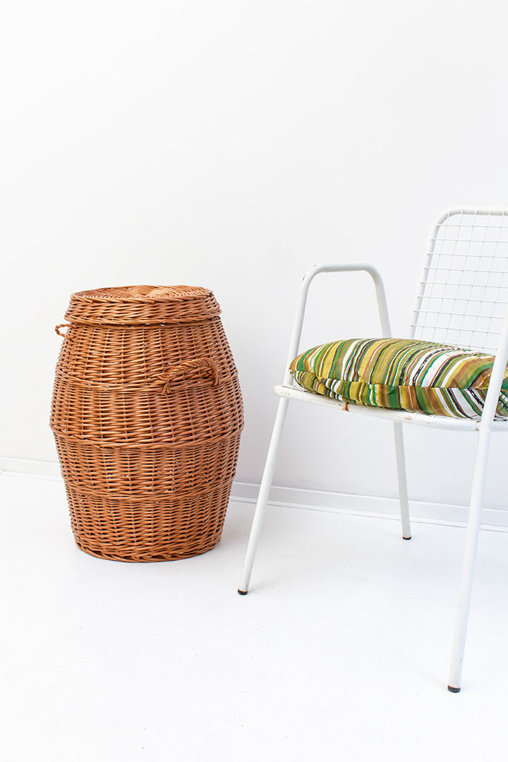 Grote vintage mand van gevlochten wilgentenen met deksel