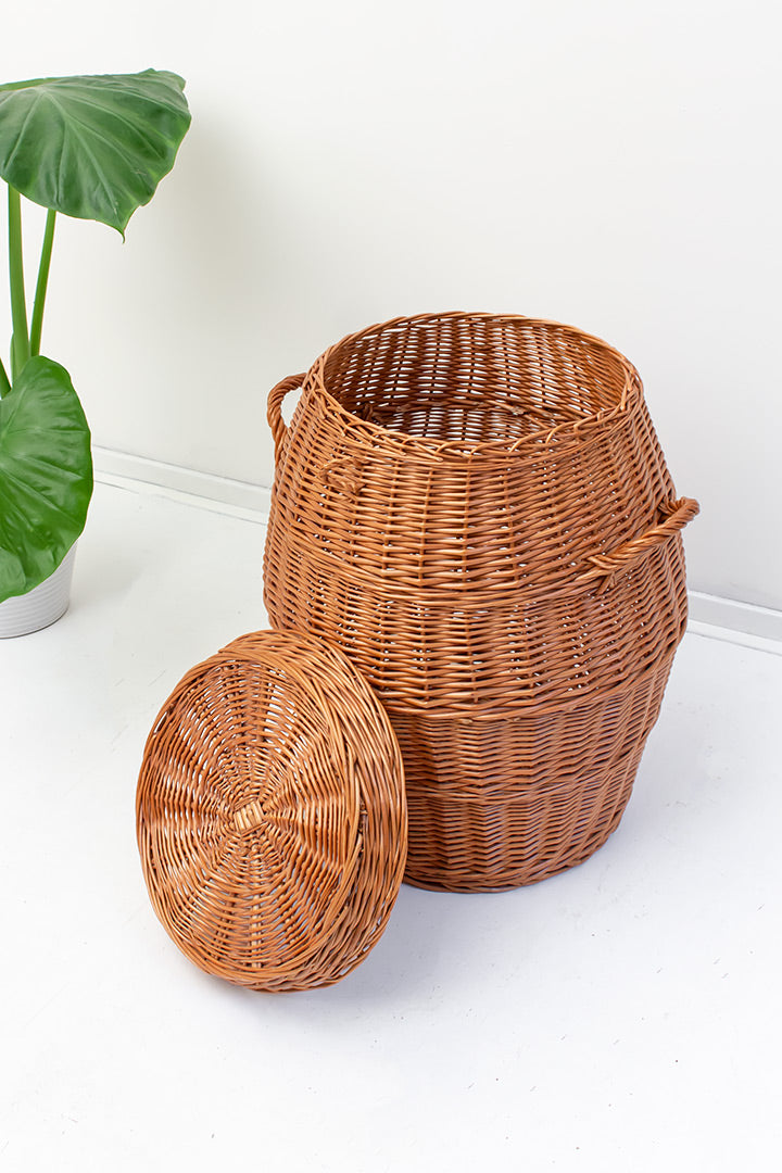Grote vintage mand van gevlochten wilgentenen met deksel