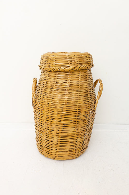 Grote vintage rieten mand met handvatten en deksel