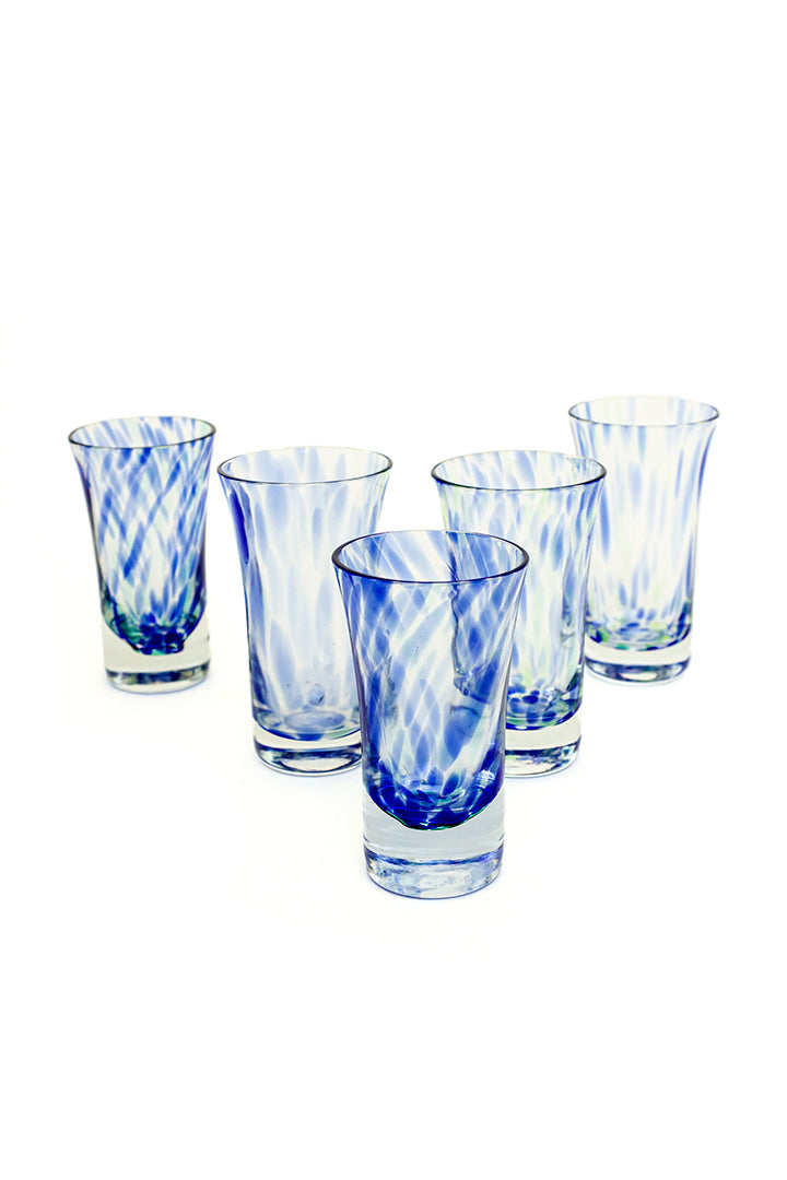 Handgeblazen drankglaasjes met blauwe en groene ‘vegen’ - set van 5