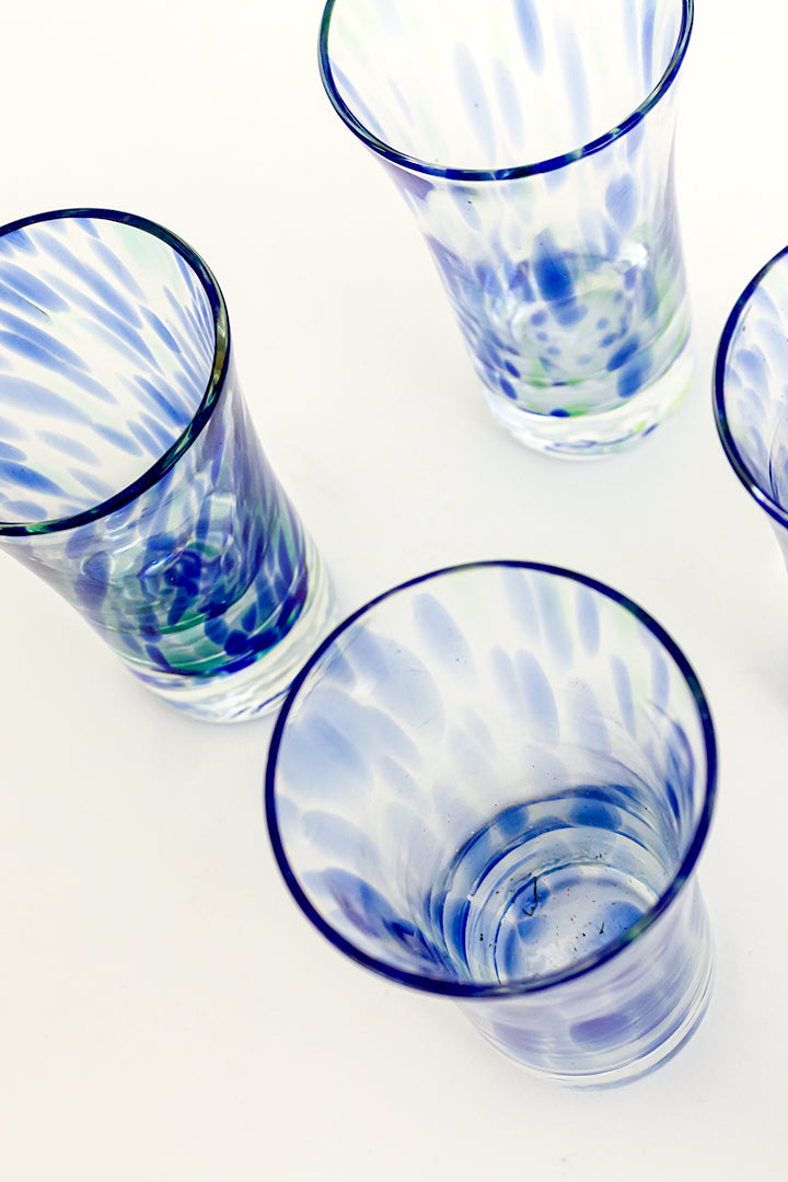 Handgeblazen drankglaasjes met blauwe en groene ‘vegen’ - set van 5