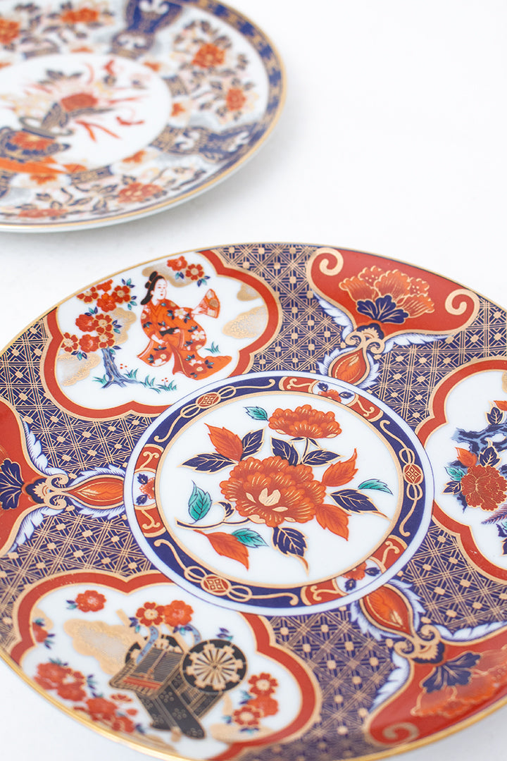 Handgeschilderde bordjes van porselein in Japanse Imari stijl