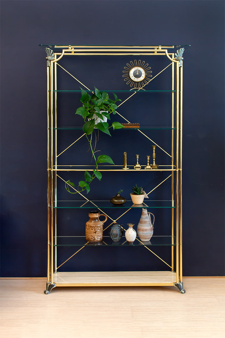 Hollywood Regency messing wandkast met marmeren onderplaat, glazen schappen en schelpdecoraties