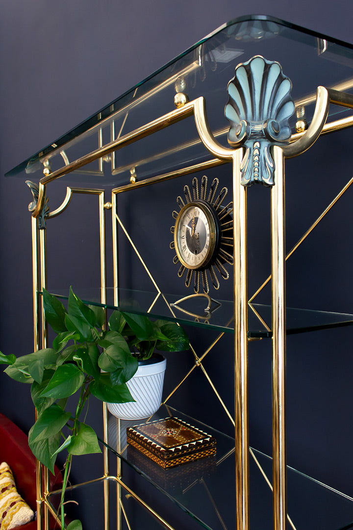 Hollywood Regency messing wandkast met marmeren onderplaat, glazen schappen en schelpdecoraties