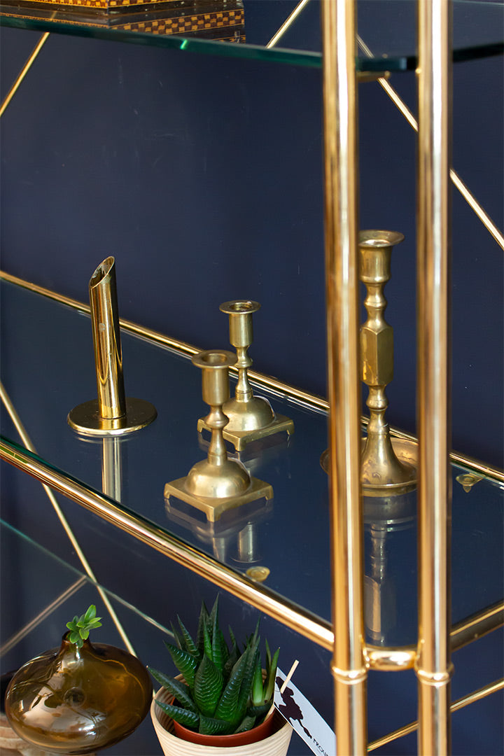 Hollywood Regency messing wandkast met marmeren onderplaat, glazen schappen en schelpdecoraties