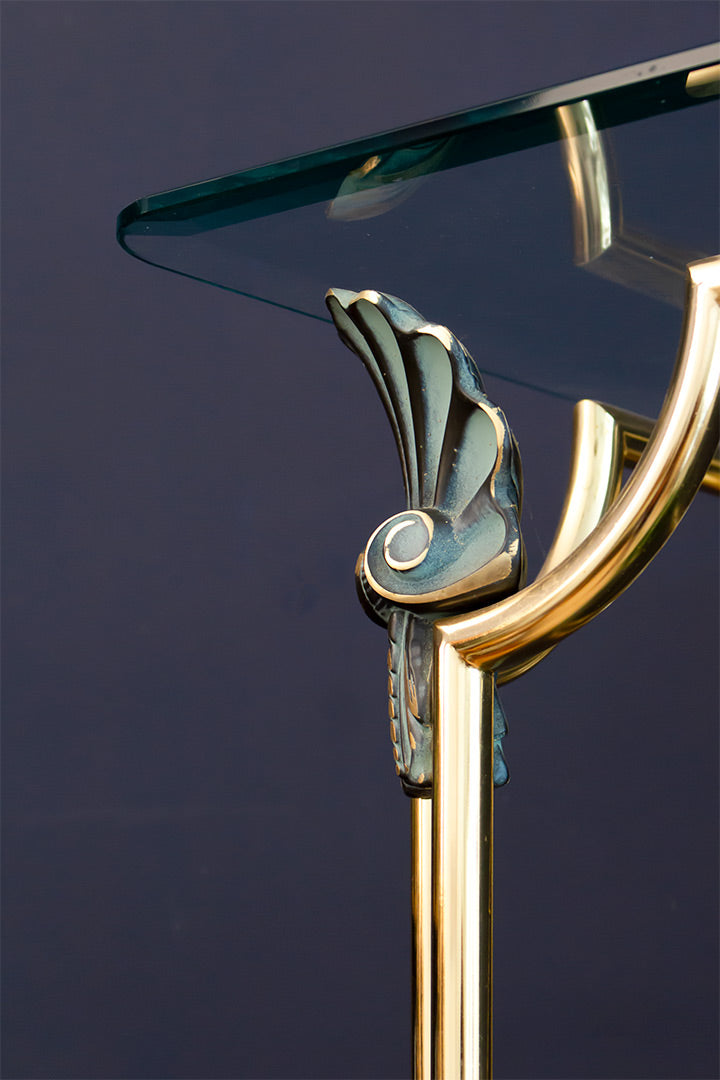 Hollywood Regency messing wandkast met marmeren onderplaat, glazen schappen en schelpdecoraties