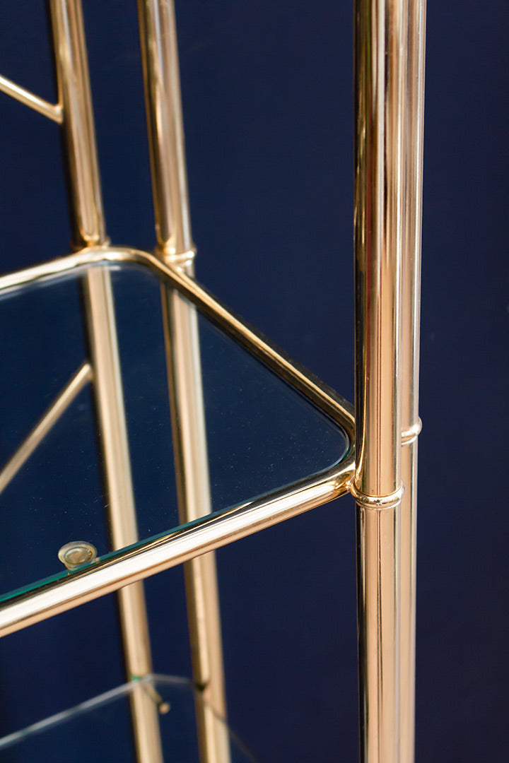 Hollywood Regency messing wandkast met marmeren onderplaat, glazen schappen en schelpdecoraties