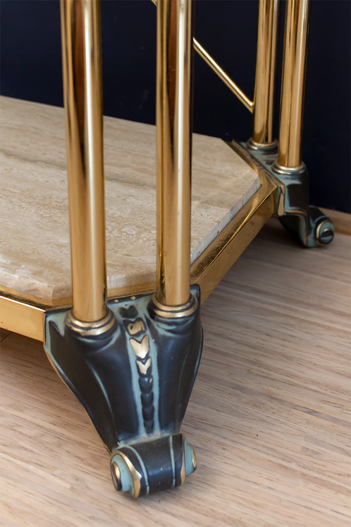 Hollywood Regency messing wandkast met marmeren onderplaat, glazen schappen en schelpdecoraties