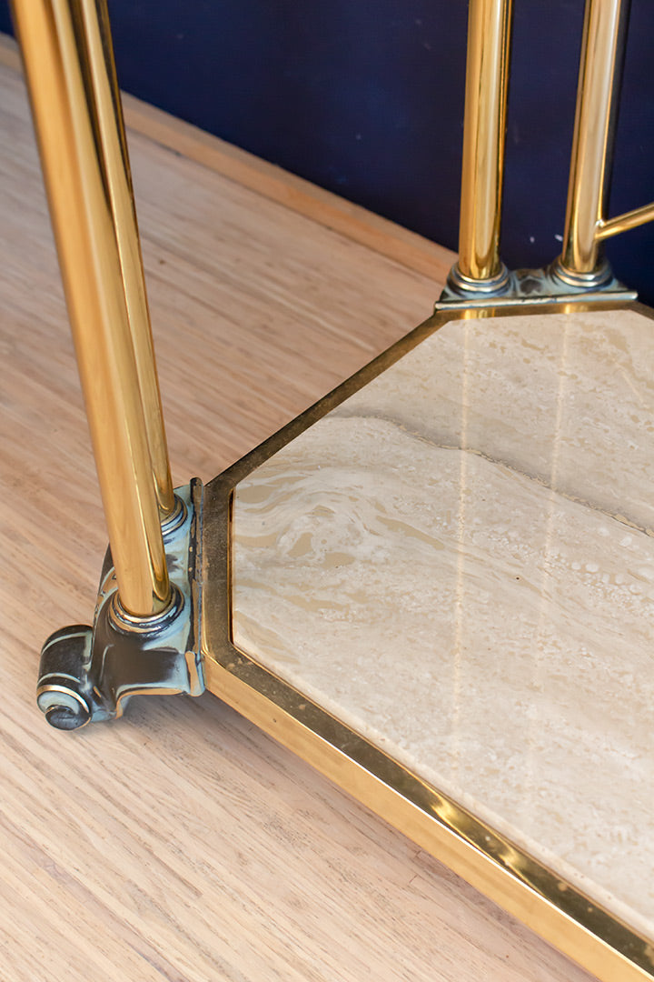 Hollywood Regency messing wandkast met marmeren onderplaat, glazen schappen en schelpdecoraties