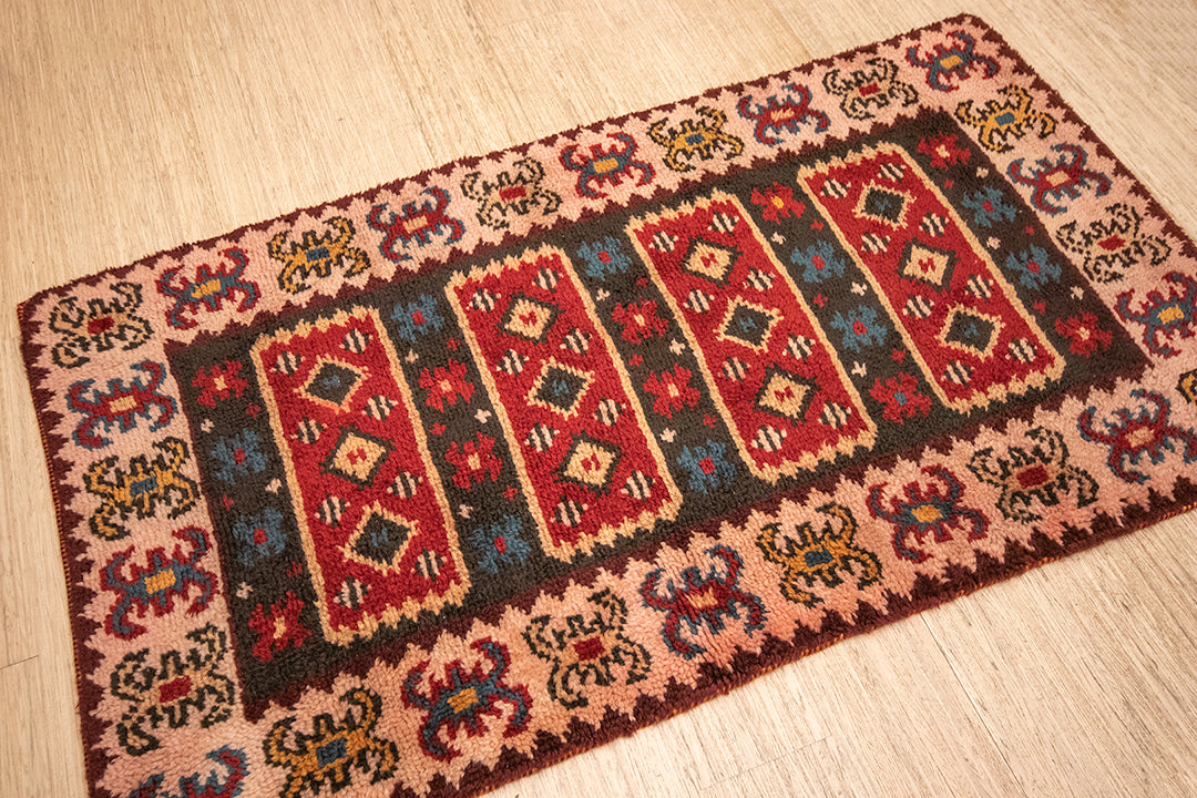Hoogpolig vloerkleed vintage met oudroze rand 175 x 99 cm