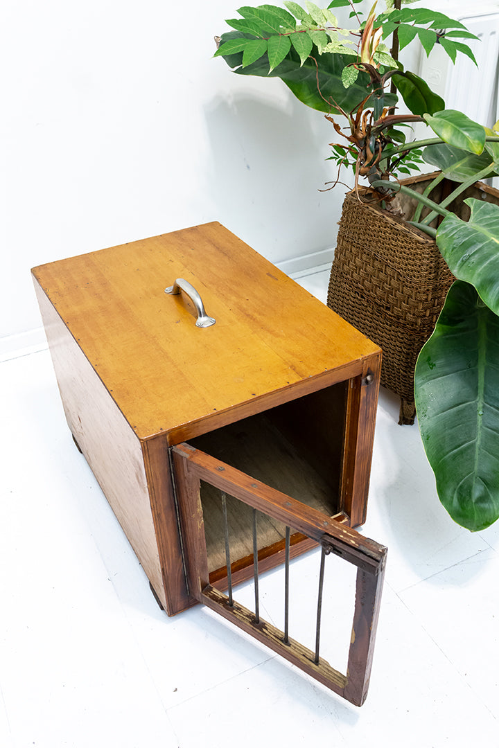 Houten hondenbench vintage met handvat aan de bovenzijde