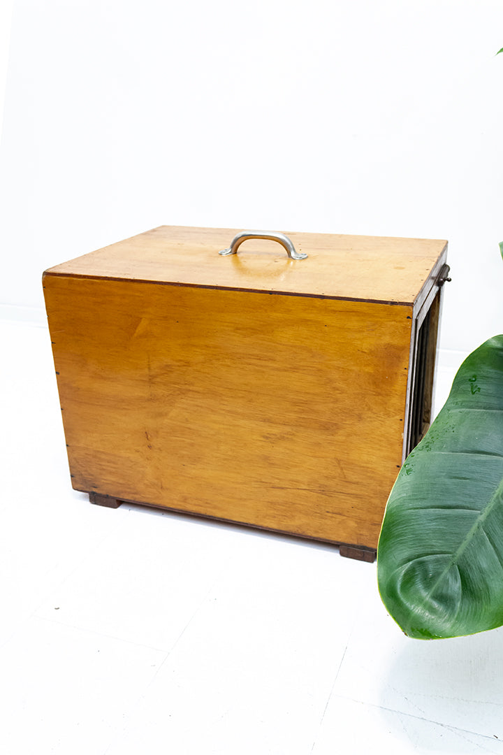 Houten hondenbench vintage met handvat aan de bovenzijde