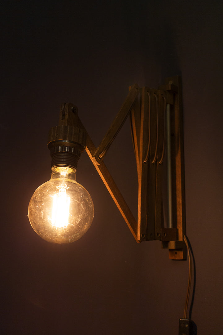 Houten schaarlamp vintage met nieuwe LED globe