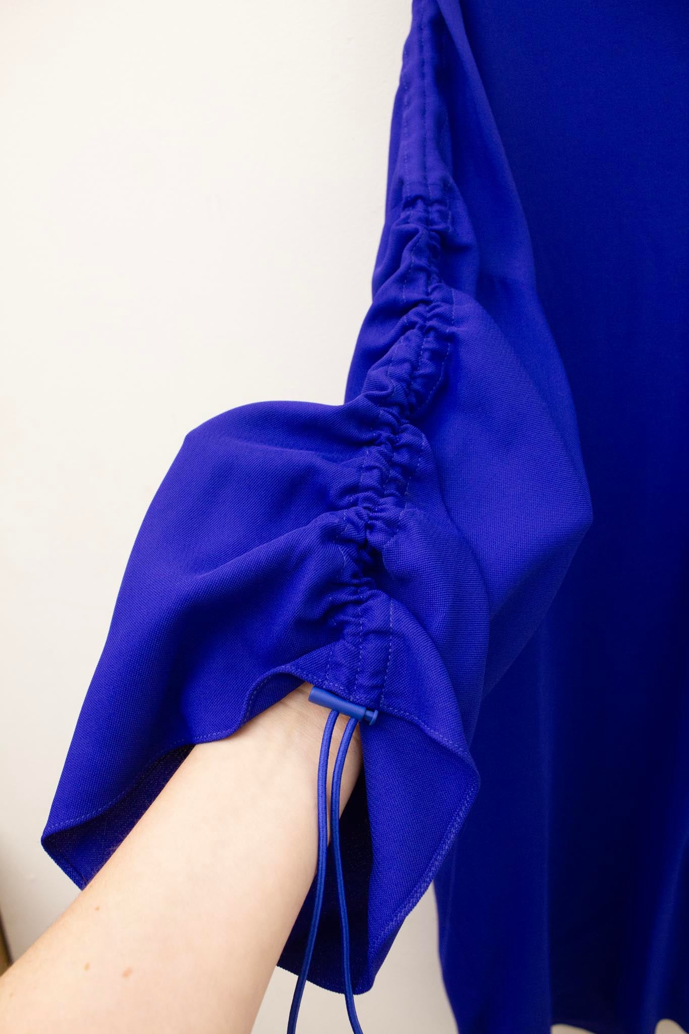 Kobaltblauwe Margiela MM1 2019 jurk met ceintuur