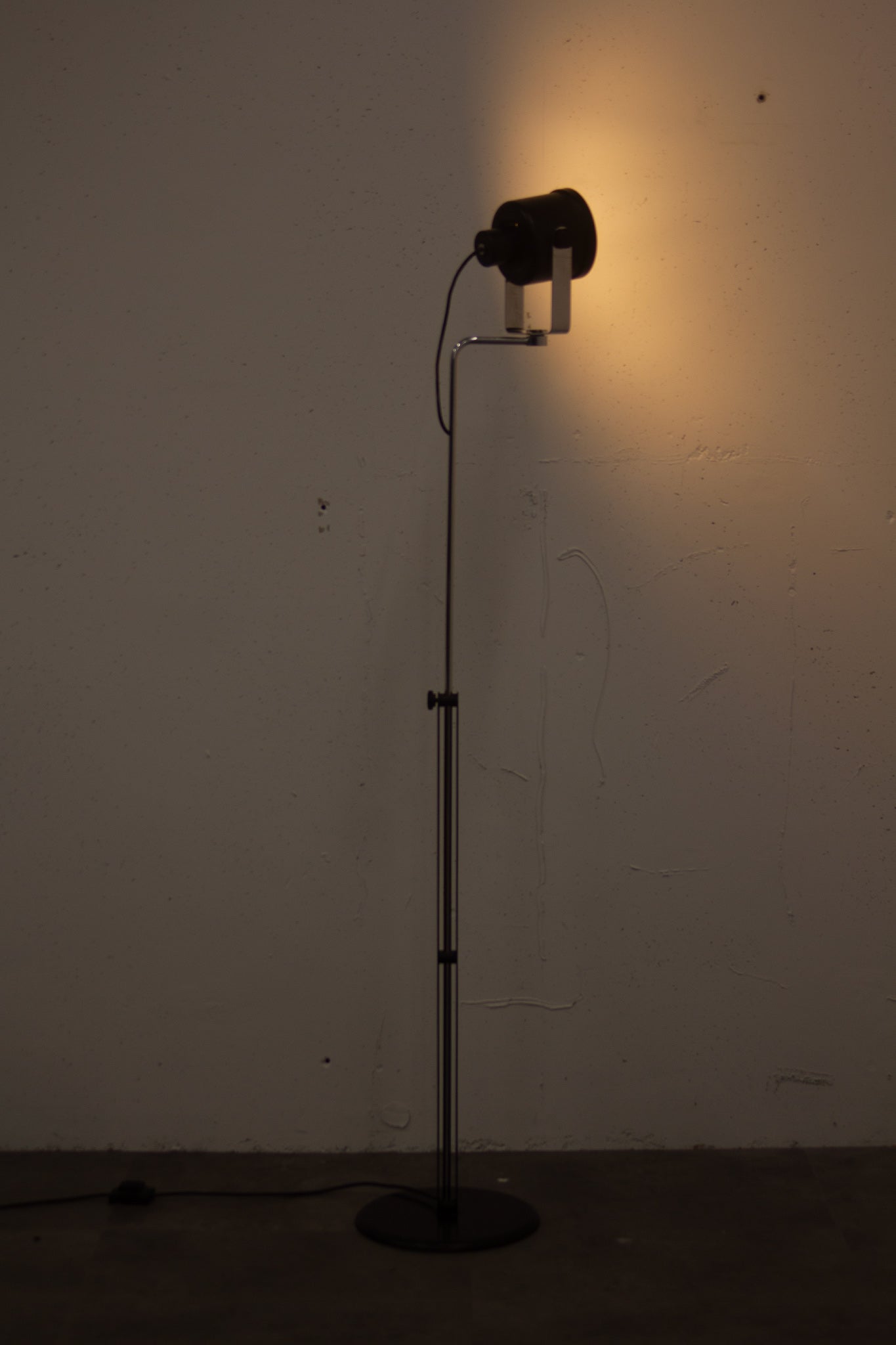 70’s Italiaanse zwarte verchroomde P433 spot vloerlamp Brusasco & Torretta voor LUCI