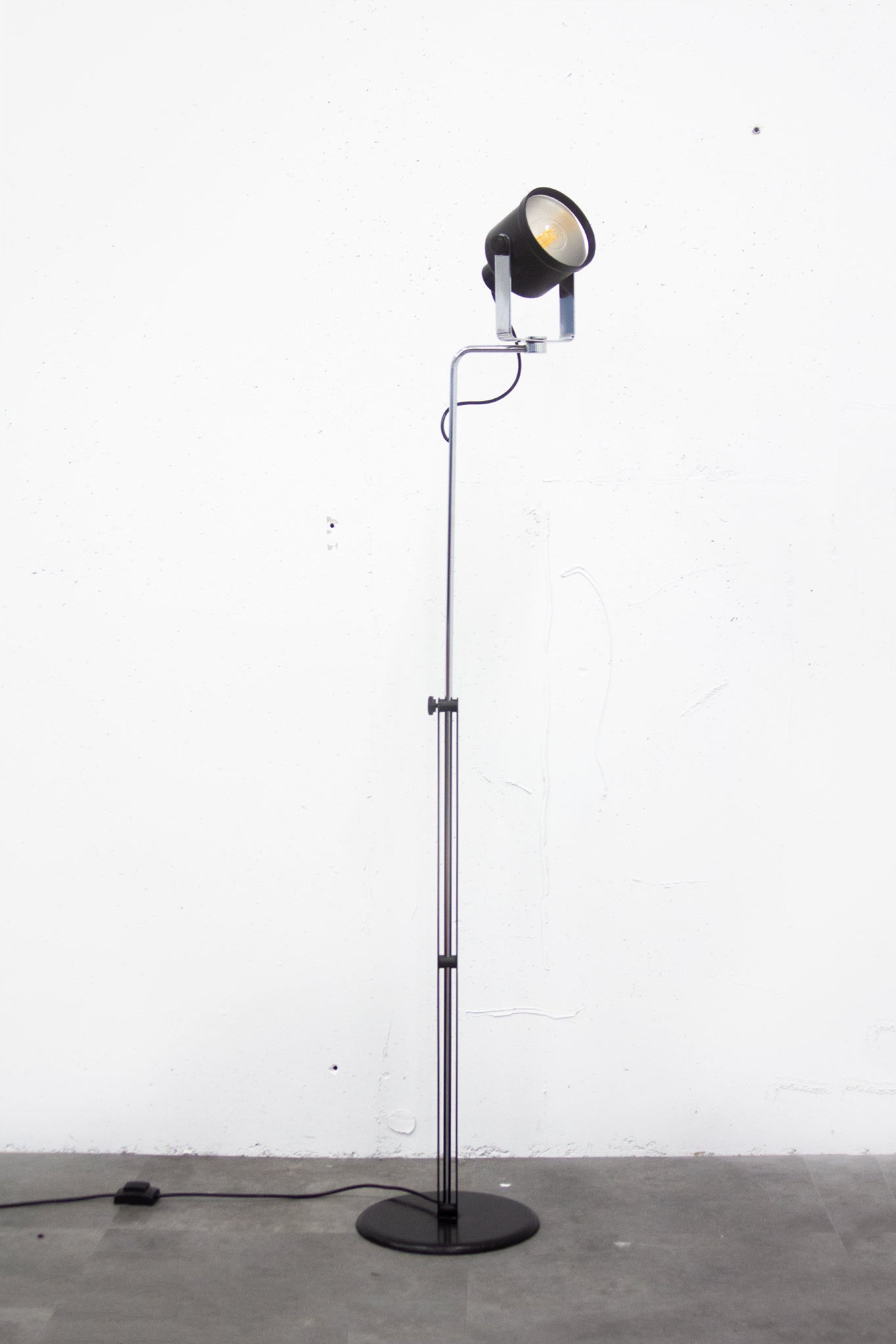 70’s Italiaanse zwarte verchroomde P433 spot vloerlamp Brusasco & Torretta voor LUCI