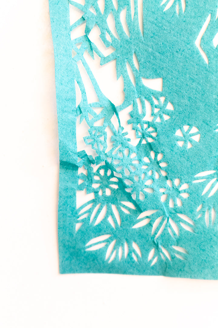 Japans kirigami vintage kunstwerk van blauw papier - pauw in lijst