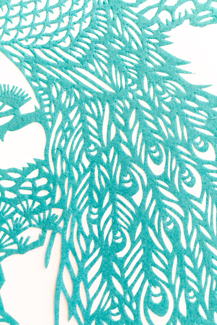 Japans kirigami vintage kunstwerk van blauw papier - pauw in lijst