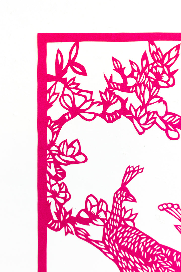 Japans kirigami vintage kunstwerk van fuchsia papier - pauw in lijst