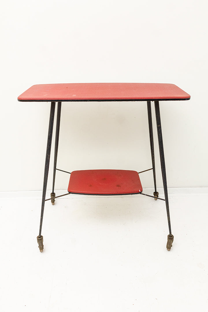 Jaren 50 bijzettafel op wielen met 2-laags metalen frame en rood vinyl