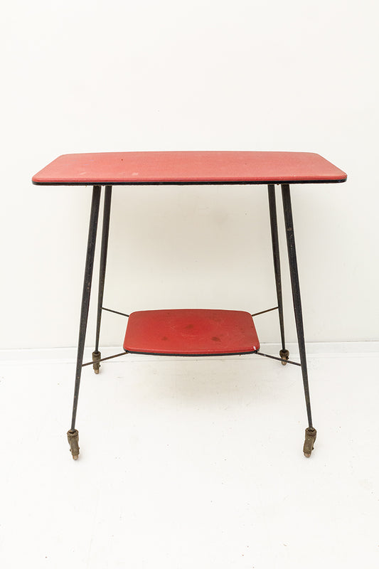 Jaren 50 bijzettafel op wielen met 2-laags metalen frame en rood vinyl
