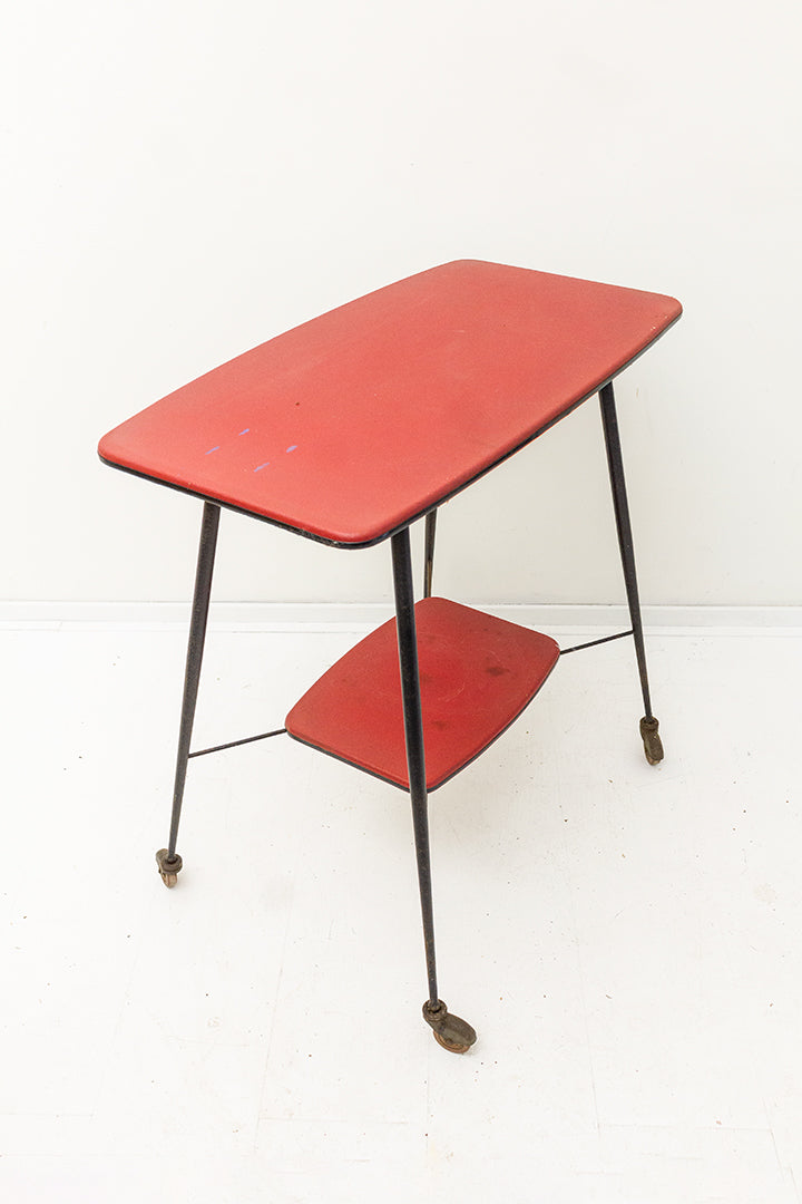 Jaren 50 bijzettafel op wielen met 2-laags metalen frame en rood vinyl