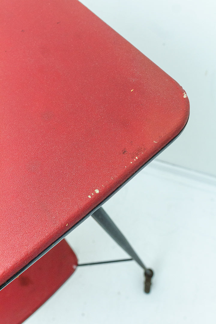 Jaren 50 bijzettafel op wielen met 2-laags metalen frame en rood vinyl