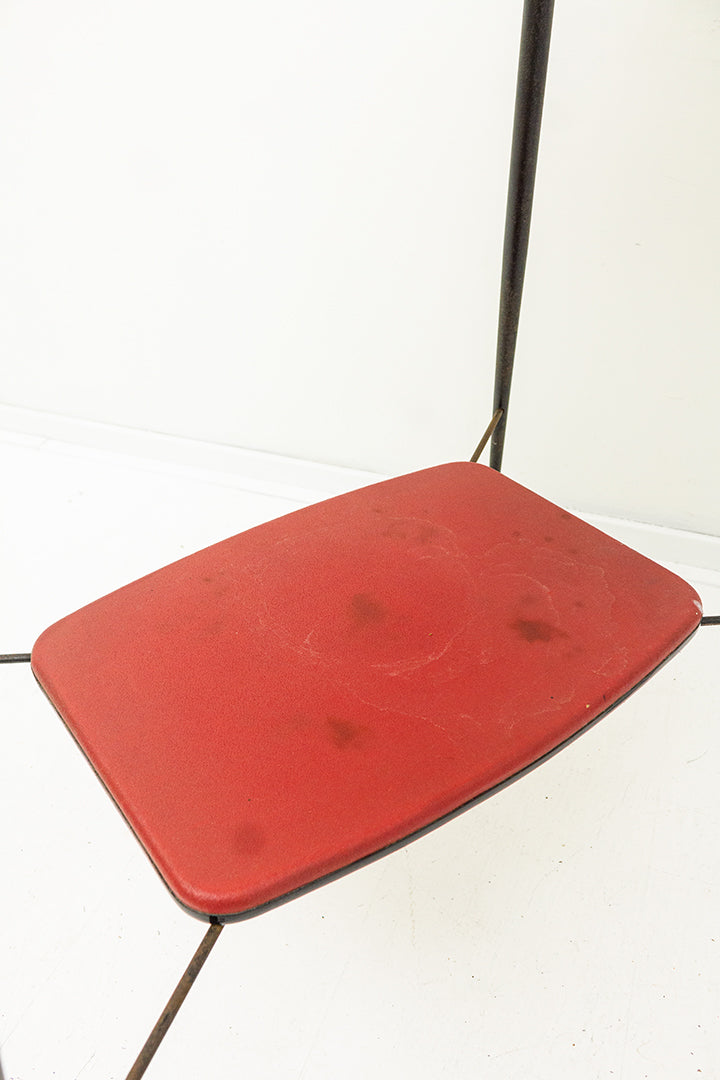 Jaren 50 bijzettafel op wielen met 2-laags metalen frame en rood vinyl