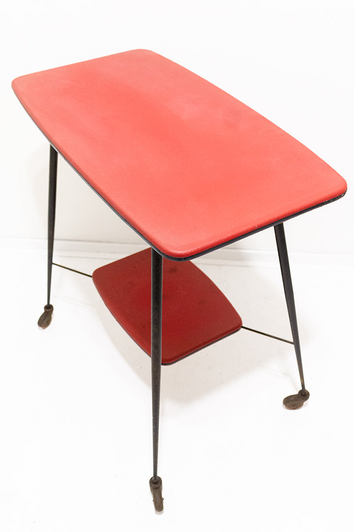 Jaren 50 bijzettafel op wielen met 2-laags metalen frame en rood vinyl