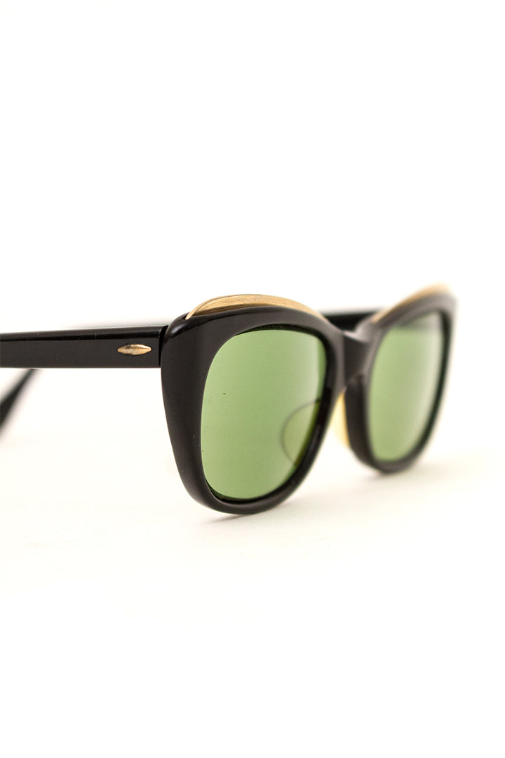 Jaren 50 cat eye zonnebril met zwart montuur en metalen detail